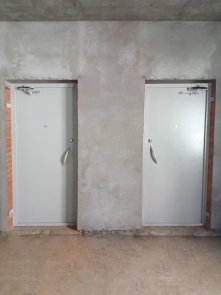 Двери с доводчиками