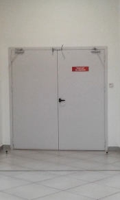 Двупольная дверь с доводчиками Двупольная дверь с доводчиками