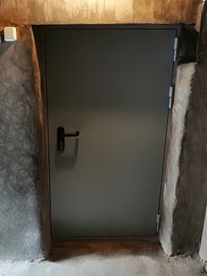 Одностворчатая дверь с наружной стороны Одностворчатая дверь с наружной стороны